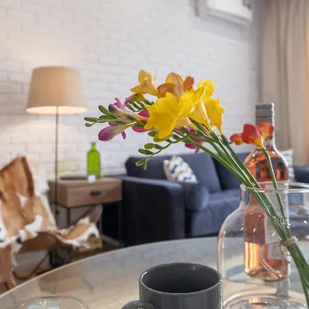 Apartment Stylish Gem 2br With Ac *